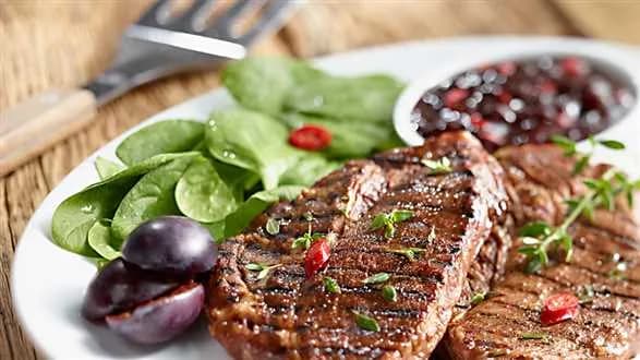 Karkówka czosnkowo-śliwkowa z grilla