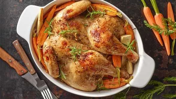 Kurczak pieczony w marynacie orzechowej z młodymi warzywami