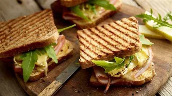 Tosty z gruszkami i serem