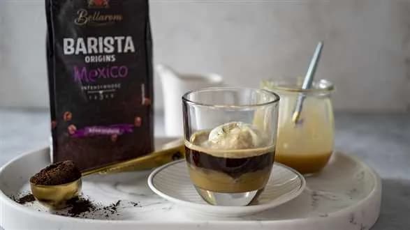 Affogato z lodami pistacjowymi i karmelem