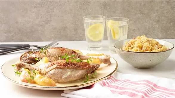 Uda gęsi z jabłkami i grochem smażonym z kapustą