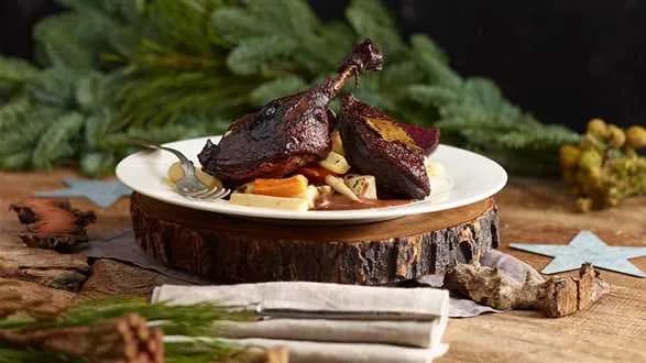 Kaczka w winie z suszonymi śliwkami i pieczonymi buraczkami