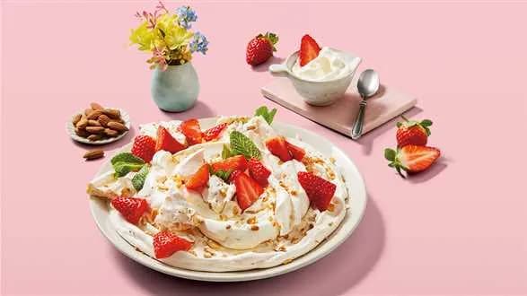 Beza migdałowa z truskawkami i bitą śmietaną