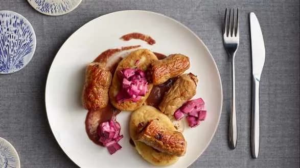 Schab z racuchami w sosie cebulowym z sałatką z buraków