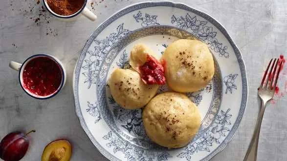 Pampuchy drożdżowe z sosem śliwkowym