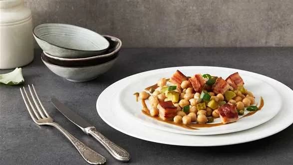 Sałatka z boczkiem i ciecierzycą