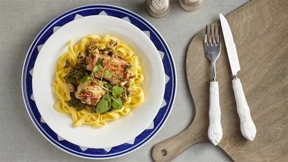 Zrazy ze schabu z serem i szynką szwarcwaldzką w sosie pieczarkowo-szpinakowym z makaronem tagliatelle