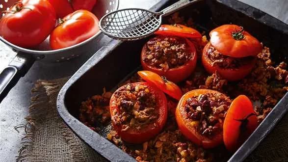 Pomidory faszerowane fasolą i mięsem mielonym