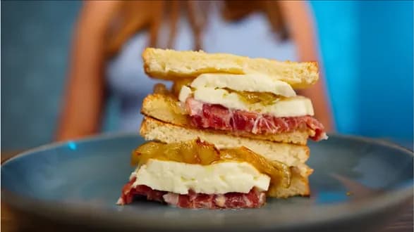 Tosty z karmelizowaną cebulką