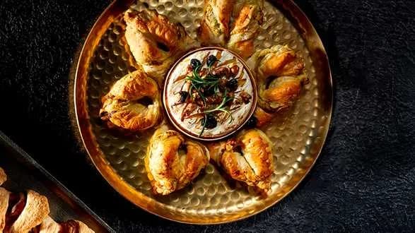 Słońce z ciasta francuskiego z serem camembert