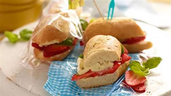 Bagietka z serem camembert i truskawkami