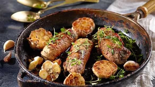 Rolady z łopatki z ziołami