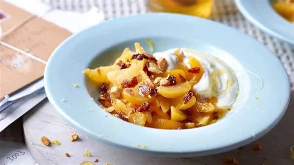 Jogurt z miodem i sałatką z moreli