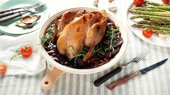 Perliczka w czerwonym winie