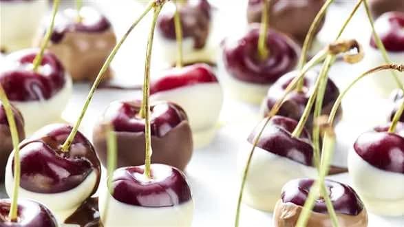 Czereśnie z prażonymi orzechami oblane czekoladą