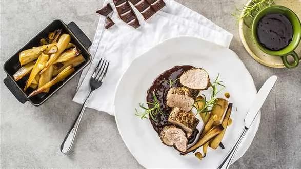 Polędwiczka wieprzowa w sosie czekoladowym z gorgonzolą