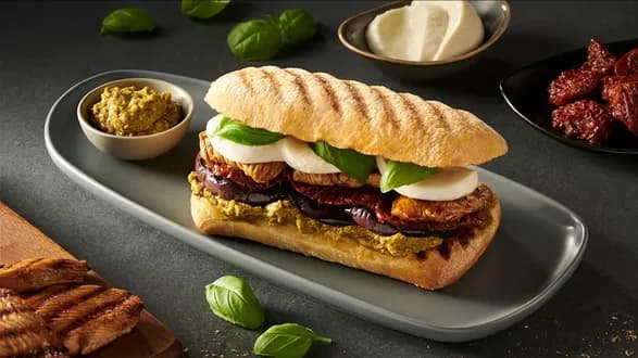 Ciabatta z pesto i grillowanym kurczakiem