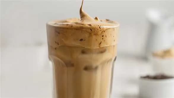 DALGONA COFFEE Z TARTĄ CZEKOLADĄ