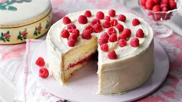 Tort z kremem maślanym i malinami