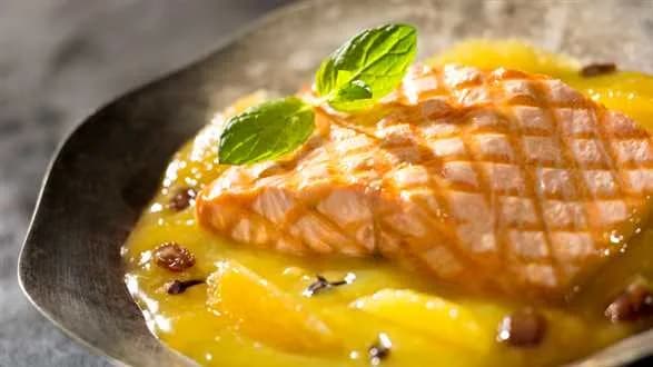 Pstrąg łososiowy w pomarańczowo - rodzynkowym sosie