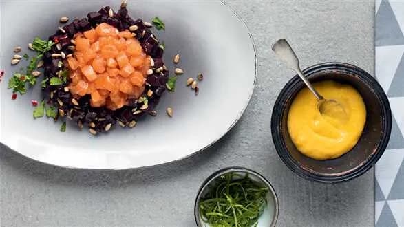 Tatar z marynowanego łososia z sosem z mango i sałatką z buraka