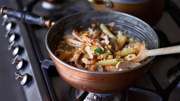 Makaron z soczewicą i kawałkami indyka