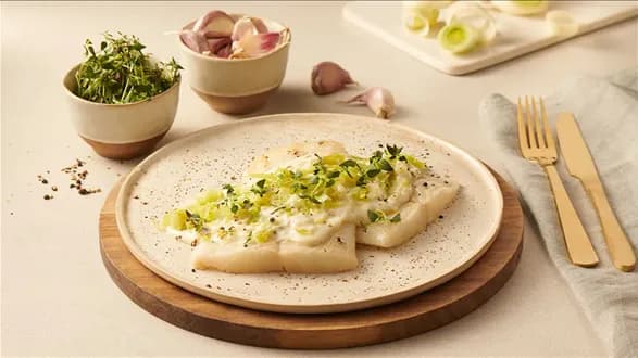 Halibut w beszamelu z duszonym porem