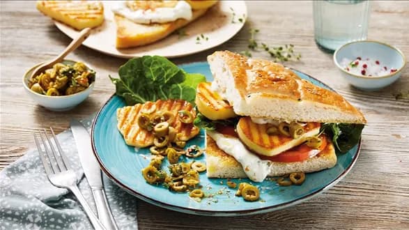 Kanapka z grillowanym serem halloumi