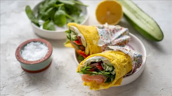 Wrapy z omletów z warzywami i łososiem