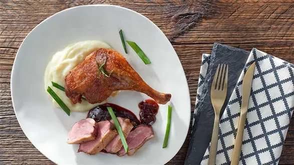Uda confit i soczysta pierś z kremowym purée ziemniaczanym i sosem z glazurowanej szalotki