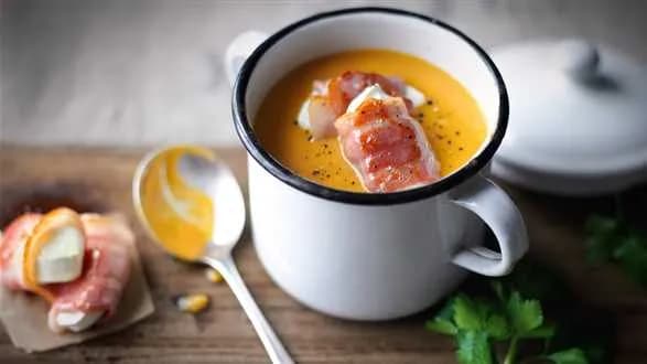 Zupa z marchwi i batatów z kozim serem