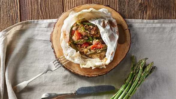 Papilotki z kurczakiem z zielonymi szparagami i sosem musztardowo-pieczarkowym