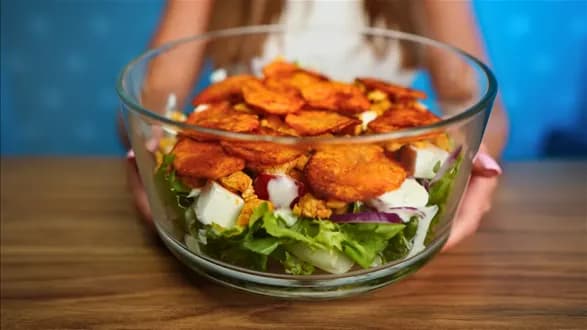 Sałatka z kurczakiem i chrupiącymi talarkami ziemniaczanymi