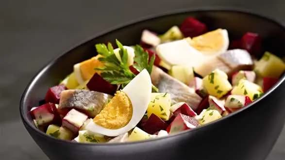 Śledź marynowany w pieczonych burakach