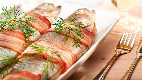 Pstrąg tęczowy w bekonie