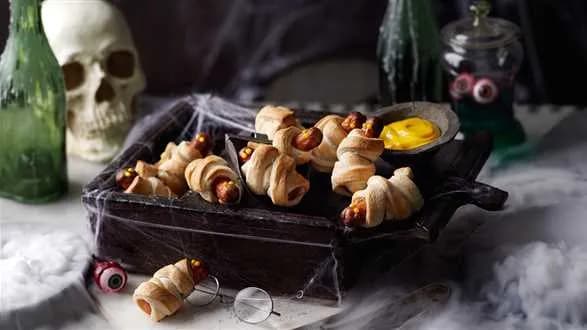 Halloweenowe parówki w cieście francuskim