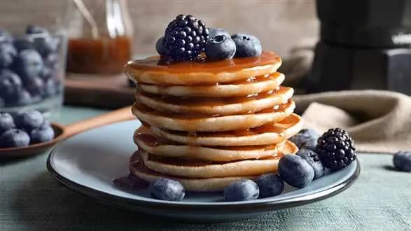 Miodowe pancakes z owocami