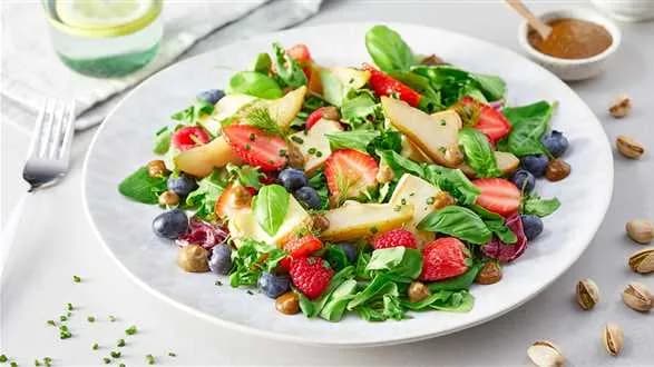 Sałatka z mixem sałat, owocami i francuskim serem