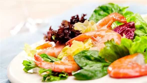 Sałatka z krewetek z sosem z limonek