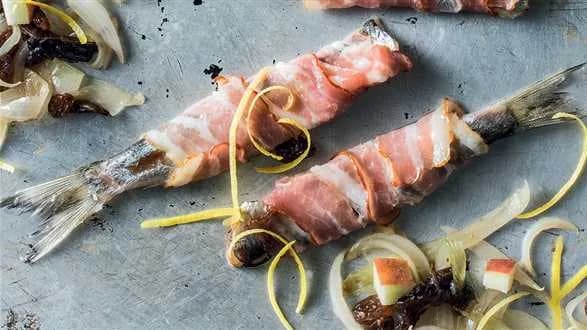 Śledź w boczku z prażoną cebulką z rodzynkami