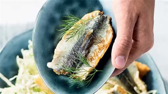 Sałatka ze śledziem, selerem i jabłkiem