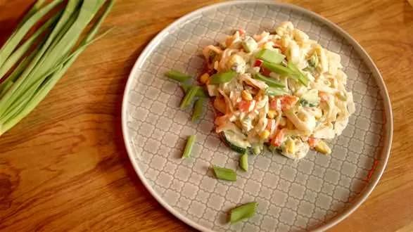Sałatka krabowa z makaronem ryżowym