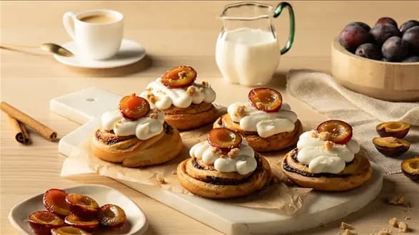 Cynamonki z kremem i śliwkami