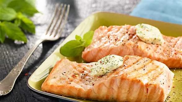 Grillowany łosoś z masłem ziołowym