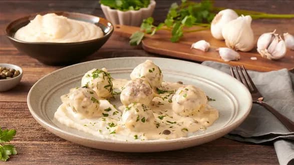 Klopsiki wołowo-wieprzowe w stylu szwedzkim