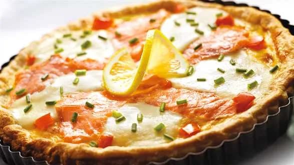 Szybka tarta z łososiem, mozzarellą i pomidorami