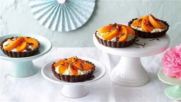 Czekoladowe minitarty z kremem miętowym i morelami