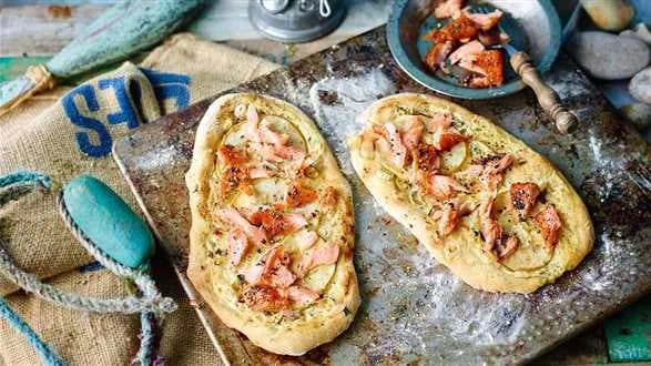 Podpłomyki z jabłkiem i wędzonym łososiem