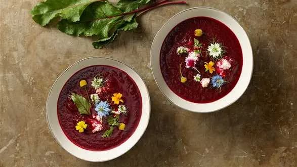 Krem z buraka z wędzonym twarogiem i wędzoną śliwką