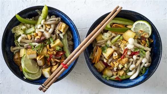 Wegański pad thai z tofu